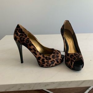 GUESS Cheetah print pumps